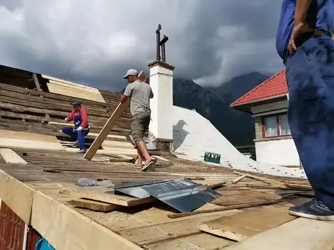 Reparatii acoperisuri invelire cu lemn